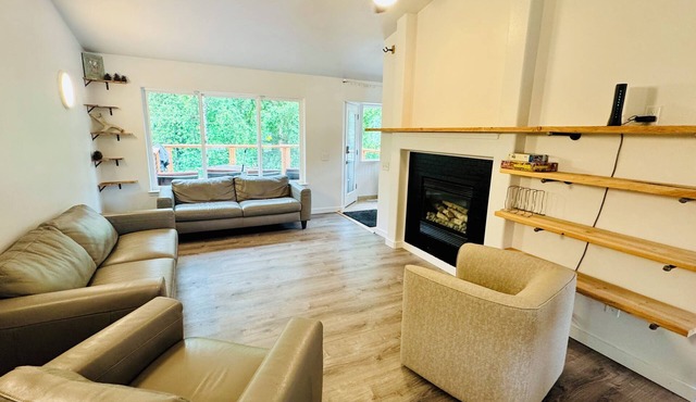 Spacious Alaska Basecamp - Close to Trails, Wildlife, Shopping, & Adventures in Anchorage