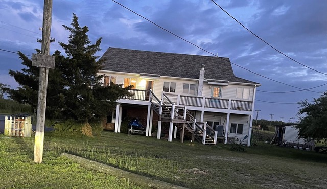 Spacious beachhouse steps to the beach. Quiet & private. in Milford