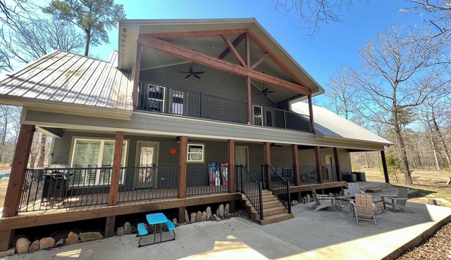 Spacious Cabin on Little Mo River! Game Room! Relax & Have Fun! 4 Bed, 4.5 Bath in Murfreesboro
