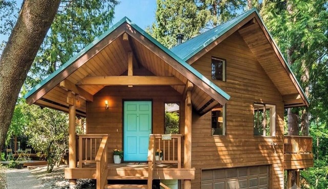 Spacious Cabin with Hot Tub, Sauna, AC, Loft, King bed, Free Parking in Seattle