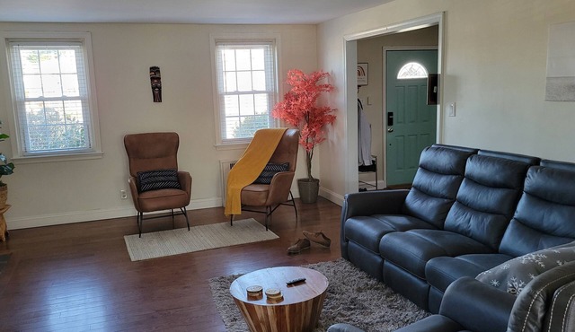 Spacious Entire Home Free Parking Near Philly & Universities in Drexel Hill