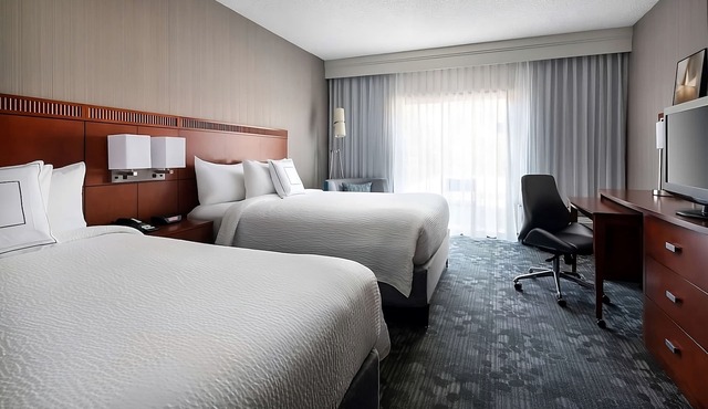 Spacious Good-Value Accommodation! Close to Historic Heritage Square, w/Pool! in Phoenix