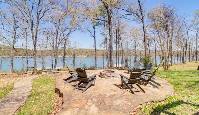 Spacious Greers Ferry Lake House w/ Grilling Deck! in Edgemont
