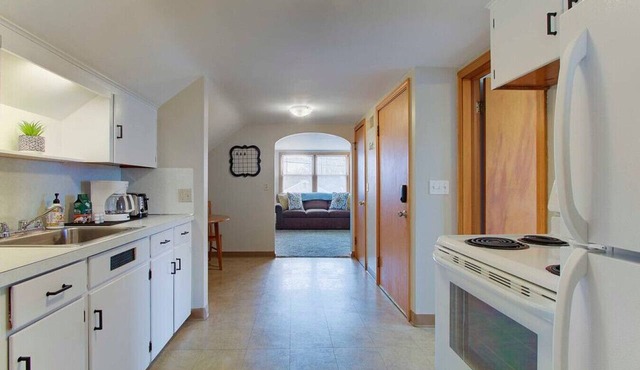 Spacious King Suite near Hall of Fame/Hwy/Airport in North Canton