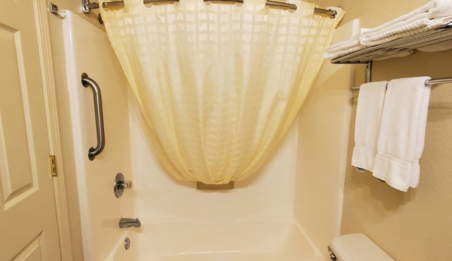 Spacious King Suite in Hotel in McAlester