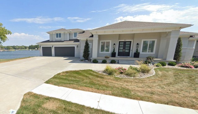 Spacious Lakefront Retreat with Patio, 4 bedroom bath & 25 Minutes to Arrowhead in Lee's Summit