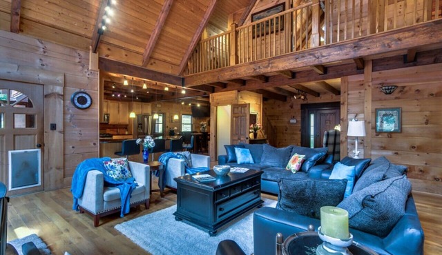 Spacious Log Villa 6700sf Hot tub-wine country-19ac in Purcellville