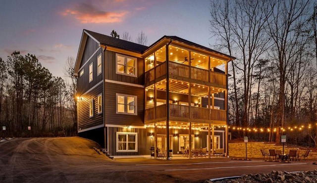 Spacious Mountain Cabin Getaway in Georgia in Dalton