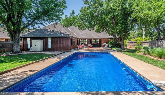 Spacious Poolside Retreat with Shade Trees - 4 Bedrooms 2 Bathrooms in Edmond