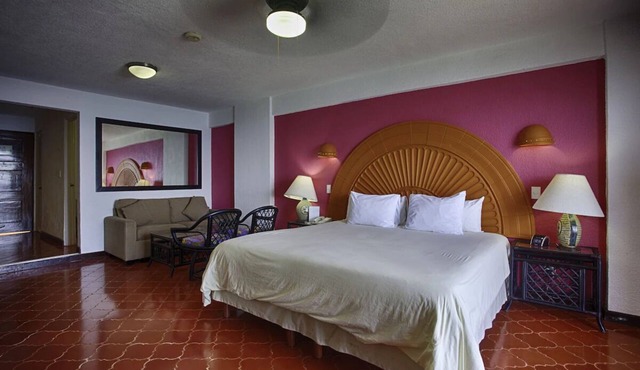 Spacious Studio w/Panoramic Ocean Views | Private Beach Access + Free Breakfast