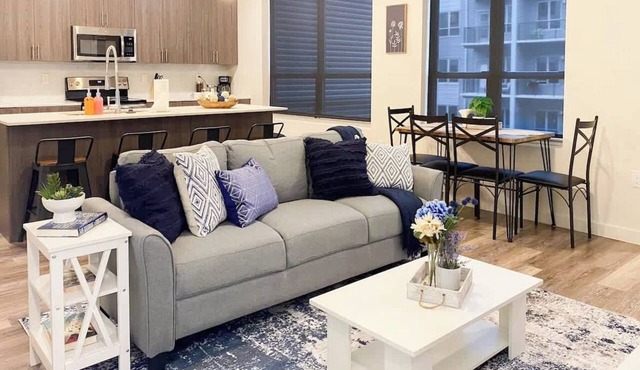 Steps from Dining — Free Parking, Gym & Golf Simulator in Louisville