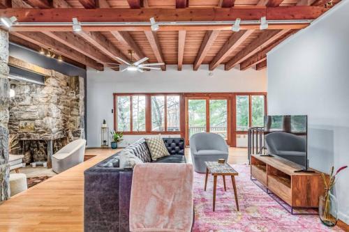 Stone Cabin on Valley View - Firepit & Hot Tub in Harpers Ferry