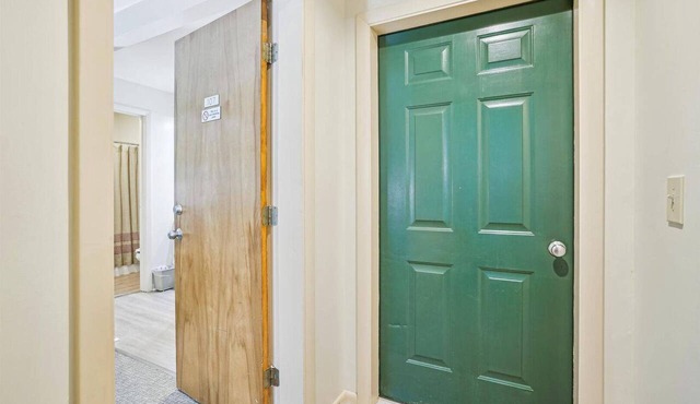 Studio Queen/Sleeper sofa with outdoor heated pool 107 in Killington