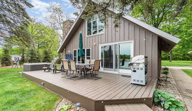 Stunning Lakefront Cottage with Beach & Hot Tub in Alger