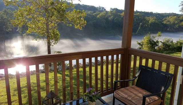 Stunning Lakefront! Stunning View! Pet Friendly! Superior furnishings, NO fees! in Branson