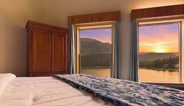 Stunning Oceanfront Home w/Mountain Views! in Juneau