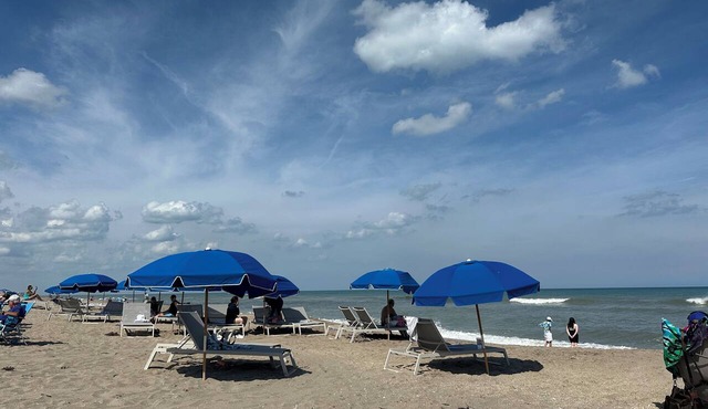 Stunning Oceanfront View 2BR Heated Pool steps to Beach & Tiki Bar Resort Access in Stuart