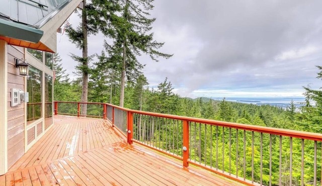 Stunning Water View Retreat with Fireplace, Huge Deck, and Jetted Tub in Eastsound