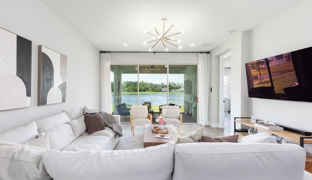 Stylish waterside retreat - springs nearby - pool and gym access - large groups in DeBary