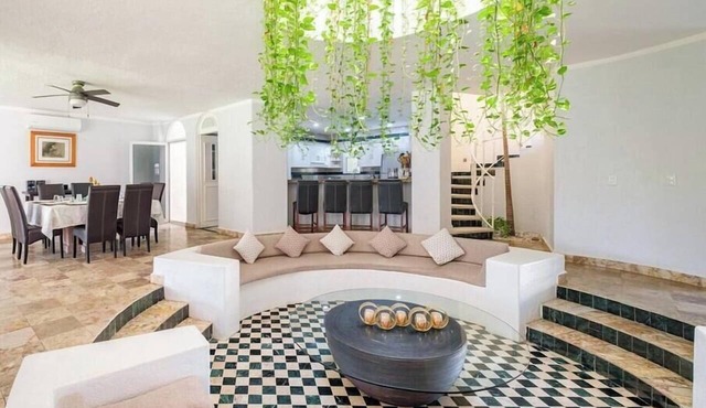 Summer Deal Spacious 5BR Acapulco condo with pool & spa access in Acapulco