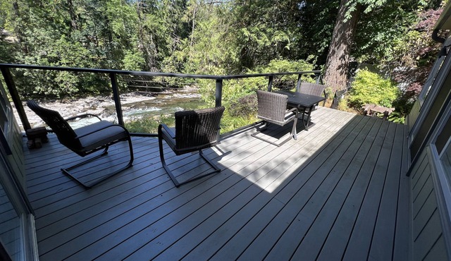 Summer Dreams Come True at The River House Retreat! 10 min to Battle Ground, in Battle Ground