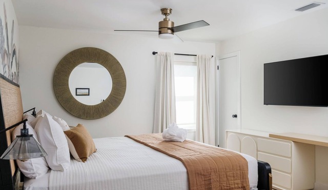 Sunrise King Studio-5 min walk to Vilano Beach! in St. Augustine