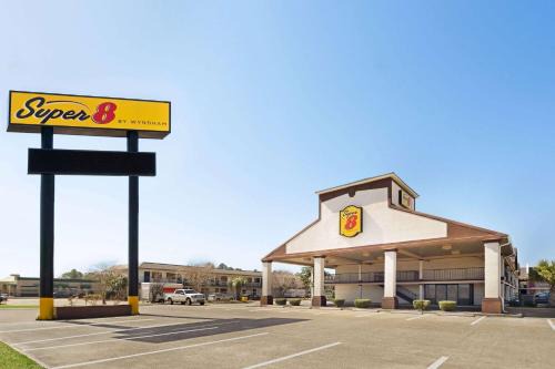 Super 8 by Wyndham Gulfport Airport NW Near Biloxi in Gulfport