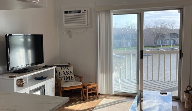 Super nice, waterfront Lake Erie getaway with boat dock - Green Cove Resort! in Oak Harbor