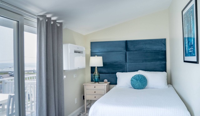 Sweet third floor oceanfront w/kitchenette! in Hampton