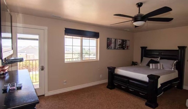 TACIT SHADOW - "Escape" Two Bedroom Suite w/Balcony - Sleeps 9 Guests in Beds in Parowan