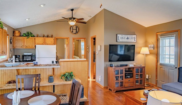 Tall Timbers Retreat. 3 bed 2 bath Cottage & Guest House at Seneca Lake in Senecaville