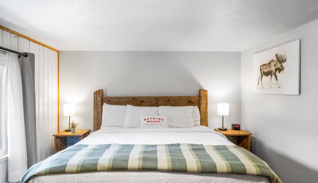 The Bucking Moose #07 Lynx Room King Suite, just 1 minute from Yellowstone. in West Yellowstone