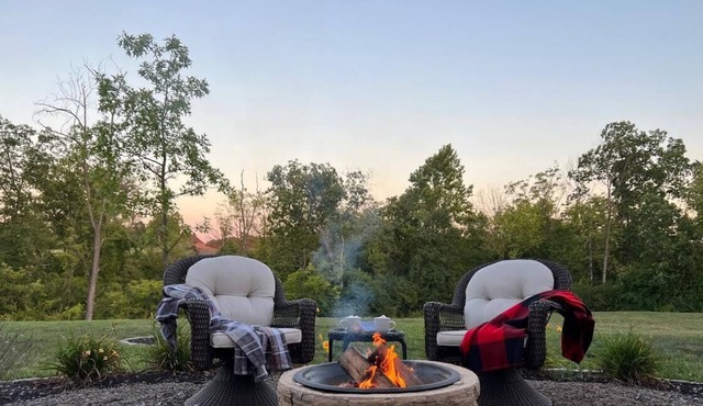 The Enchanted Hideaway: Comfy King Bed & Fireplace in Denver