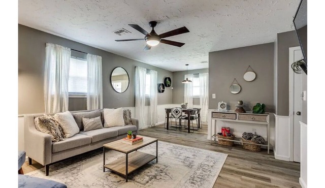 The Farmhouse Five - A Modern, Updated and Spacious 5 BR 2 Bath Retreat in Moore