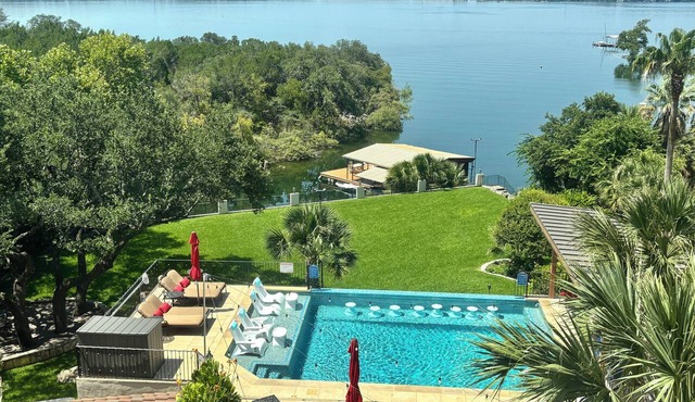 The Palms on Lake Travis Estate - Waterfront with Dock & Pool - Close to Austin in Austin
