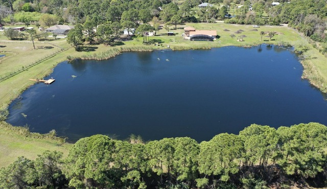 The Perfect Lakefront Cottage near New Smyrna Beach in edgewater