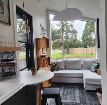 The Roost at Hidden Owl Farmstead - Luxury 1 Bdrm Cottage near Wineries and Lake in Eugene