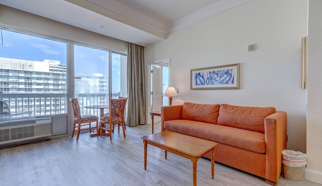 Top-floor executive oceanfront suite with gym & fast WiFi in Daytona Beach