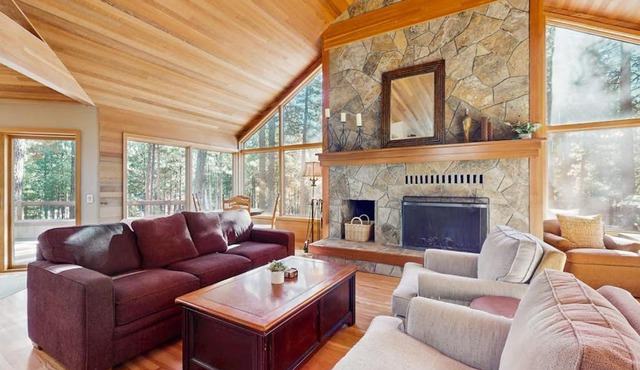 Tree-lined home with private hot tub 7 pools 14 tennis courts golf gym AC in Black Butte Ranch