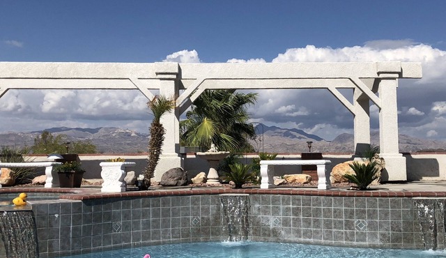 Tropical Sunridge Estates Large Family Pool Retreat-6 minutes to Lake Mohave! in Bullhead City