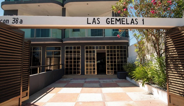 Twin villas for large groups, 1 block from beach in Progreso