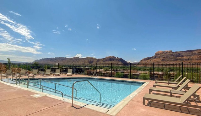 Unwind in Moab's Embrace – Comfortable Room with Kitchen and Pet-Friendly in Moab