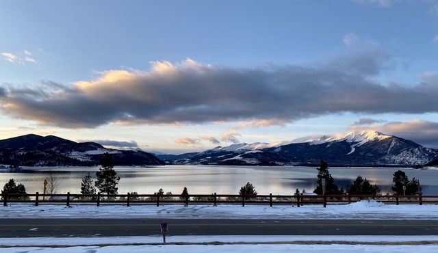 🏔️☀️⛵️UPDATED! Mountain Lake views! Near Marina & Amphitheater -Pool Hottub WiFi in Dillon