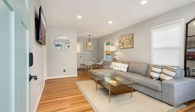 Updated NE Seattle · 2BR · Yard · Near Light Rail in Shoreline