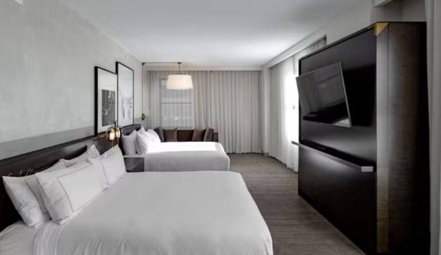 Upscale Downtown Des Moines Retreat in a Historic Landmark Hotel - 2 Units in Des Moines