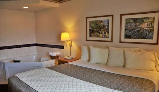 Vacation Day Is Always A Great Idea! Free Parking & Breakfast, Near Conway Park in Thorp
