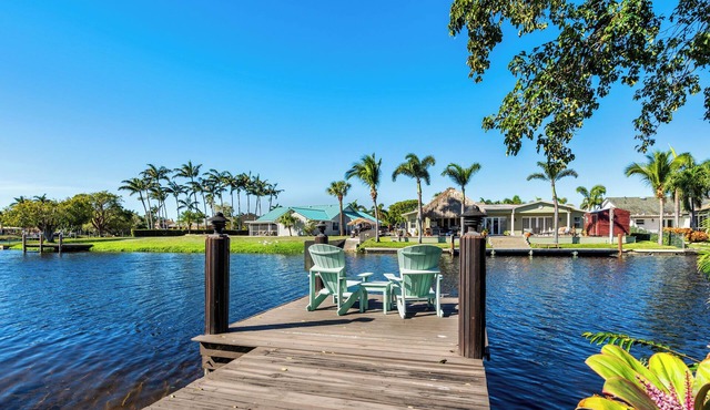 VacationSunwind:Delray home! SW Pool, Fish, Dock, Water front, Close to Bch in DELRAY BEACH