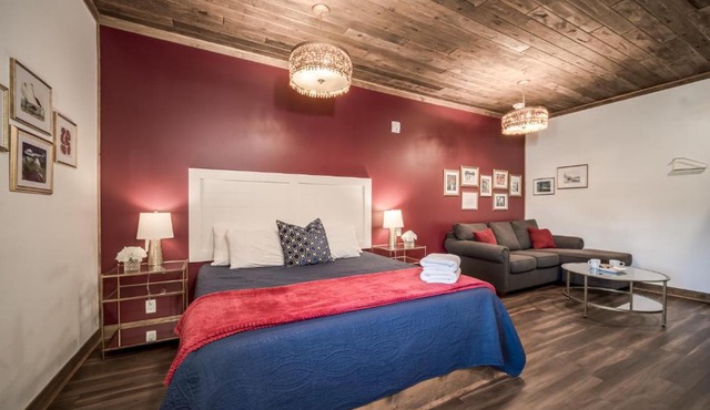 Walk Everywhere Fireplace Downtown Hideaway in Prescott