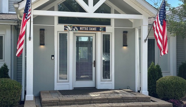 Waterfront Views Every Room - High Ceilings - Game Room - 8 mins to Notre Dame in German Township