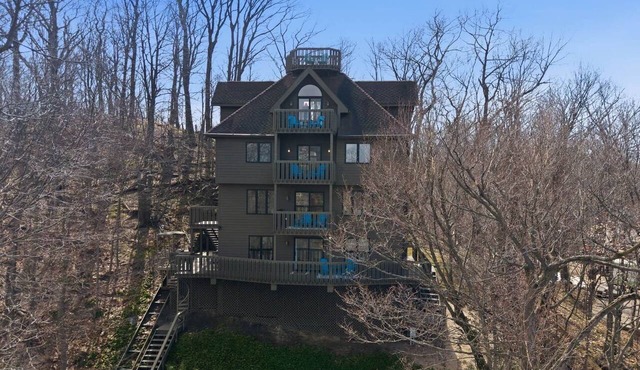 Wavecrest Cottage Lake Macatawa Views & Private Beach, Sleeps 14 in Laketown Township